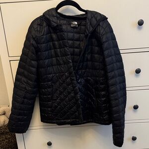 The North Face Black Puffer Jacket; detachable hood-M